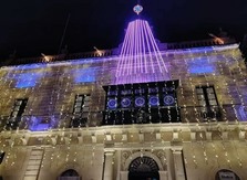 THE FACADE IN YULETIDE